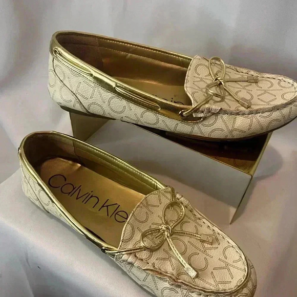 New CALVIN KLEIN WOMEN’S MOCCASINS SIZE 8.5 LAYA-T  GOLD BOW CK LOGO - Picture 3 of 5